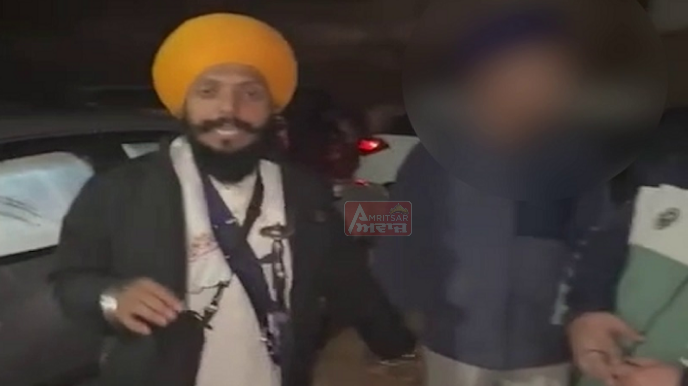 ਸ੍ਰੀ ਹਰਿਮੰਦਰ ਸਾਹਿਬ – ’ਚ ਫ਼ਰਜ਼ੀ Nihang ਬਣ ਕੇ ਘੁੰਮਦਾ ਨੌਜਵਾਨ ਕਾਬੂ, ਚੋਰੀ ਕਰਕੇ ਫਰਾਰ ਹੋਣ ਦੀ ਕਰ ਰਿਹਾ ਸੀ ਕੋਸ਼ਿਸ਼ :