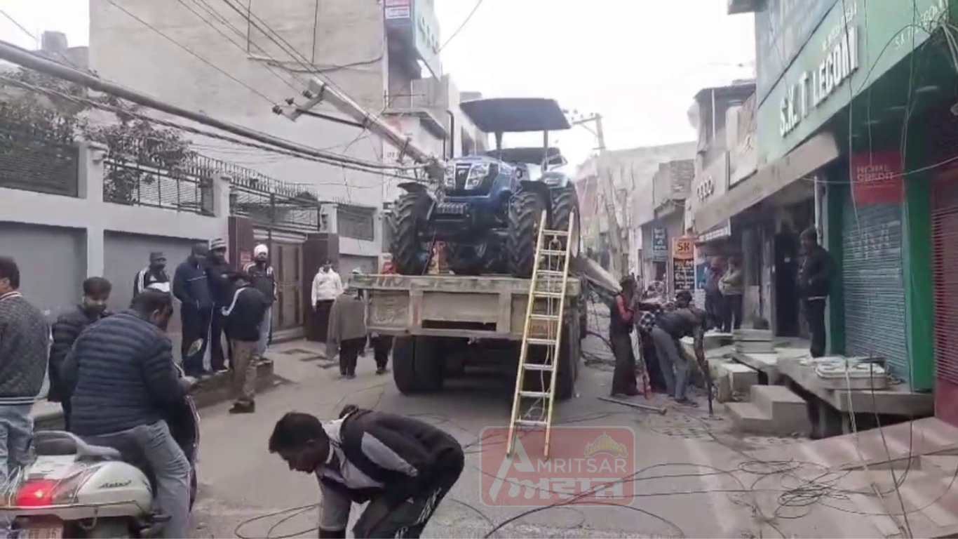 ਮੋਗਾ : ਬਿਜਲੀ ਦੇ ਖੰਭੇ ਨਾਲ ਜਾ ਟਕਰਾਇਆ ਟਰਾਲਾ, ਪੁਲਿਸ ਨੇ ਟਰਾਲਾ ਚਾਲਕ ਨੂੰ ਹਿਰਾਸਤ ‘ਚ ਲੈ ਜਾਂਚ ਕੀਤੀ ਸ਼ੁਰੂ !