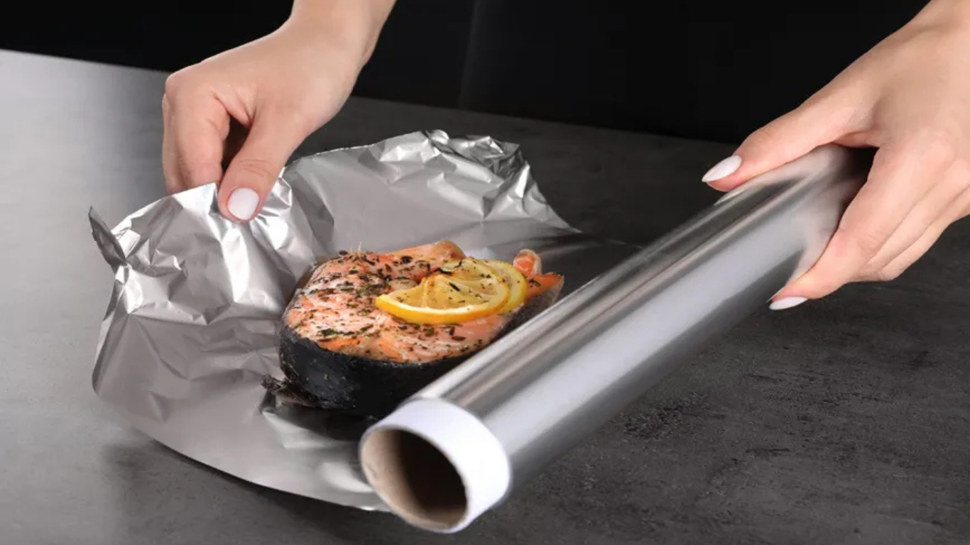 ਰੋਟੀਆਂ ਲਪੇਟਣ ਲਈ ਐਲੂਮੀਨੀਅਮ Foil ਦੀ ਵਰਤੋਂ ਪੈ ਸਕਦੀ ਹੈ ਭਾਰੀ! ਜਾਣੋ Health ਲਈ ਵਰਦਾਨ ਇਹ ‘ਦੇਸੀ ਜੁਗਾੜ’ !