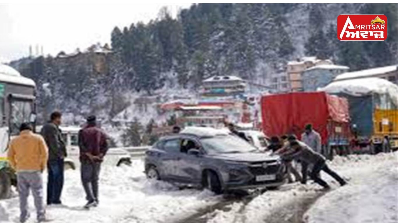 ਸਲਾਮ ਹੈ ਇਸ ਹਿੰਮਤ ਨੂੰ : 27 ਸੜਕਾਂ ਬੰਦ, ਪਰ ਇਨ੍ਹਾਂ ਮੋਢਿਆਂ ਨੇ ਹਾਰ ਨਹੀਂ ਮੰਨੀ; 11 ਕਿਲੋਮੀਟਰ ਪੈਦਲ ਚੱਲ ਕੇ ਦਿੱਤੀ ਮੌਤ ਨੂੰ ਮਾਤ !