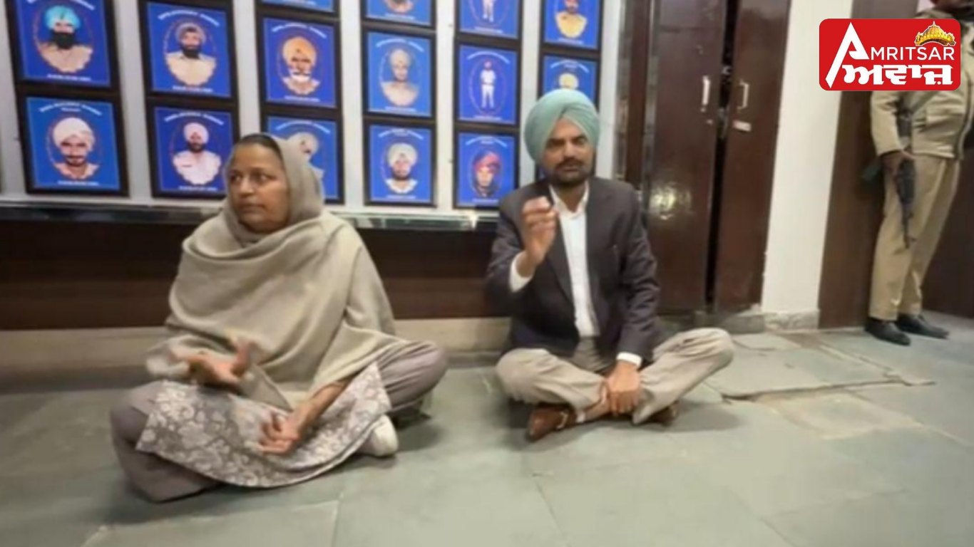 ਮਰਹੂਮ ਗਾਇਕ ਸਿੱਧੂ ਮੂਸੇਵਾਲਾ ਦੇ ਮਾਪਿਆਂ ਨੇ SP ਦਫ਼ਤਰ ਬਾਹਰ ਲਾਇਆ ਧਰਨਾ, ਜਾਣੋ ਕੀ ਹੈ ਮਾਮਲਾ !