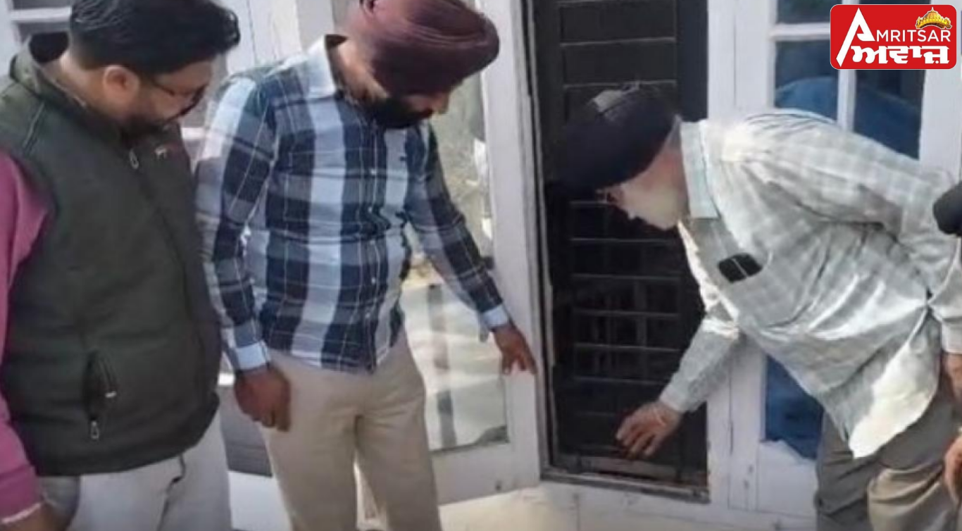 Ajnala News : ਵਿਦੇਸ਼ ‘ਚ ਰਹਿੰਦੇ ਪਰਿਵਾਰ ਦੇ ਘਰ ਨੂੰ ਚੋਰਾਂ ਨੇ ਬਣਾਇਆ ਨਿਸ਼ਾਨਾ , ਕੀਮਤੀ ਸਮਾਨ ਲੈ ਕੇ ਫਰਾਰ !