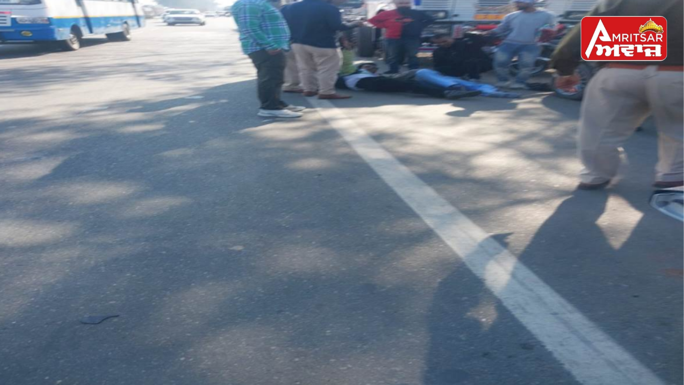 Jalandhar-Pathankot ਹਾਈਵੇ ‘ਤੇ ਕਹਿਰ : ਟਿੱਪਰ ਨੇ ਮੋਟਰਸਾਈਕਲ ਨੂੰ ਮਾਰੀ ਭਿਆਨਕ ਟੱਕਰ, ਇੱਕ ਦਾ ਪੈਰ ਕੱਟ ਕੇ ਹੋਇਆ ਅਲੱਗ; ਦੂਜੇ ਦੀ ਟੁੱਟੀ ਲੱਤ !